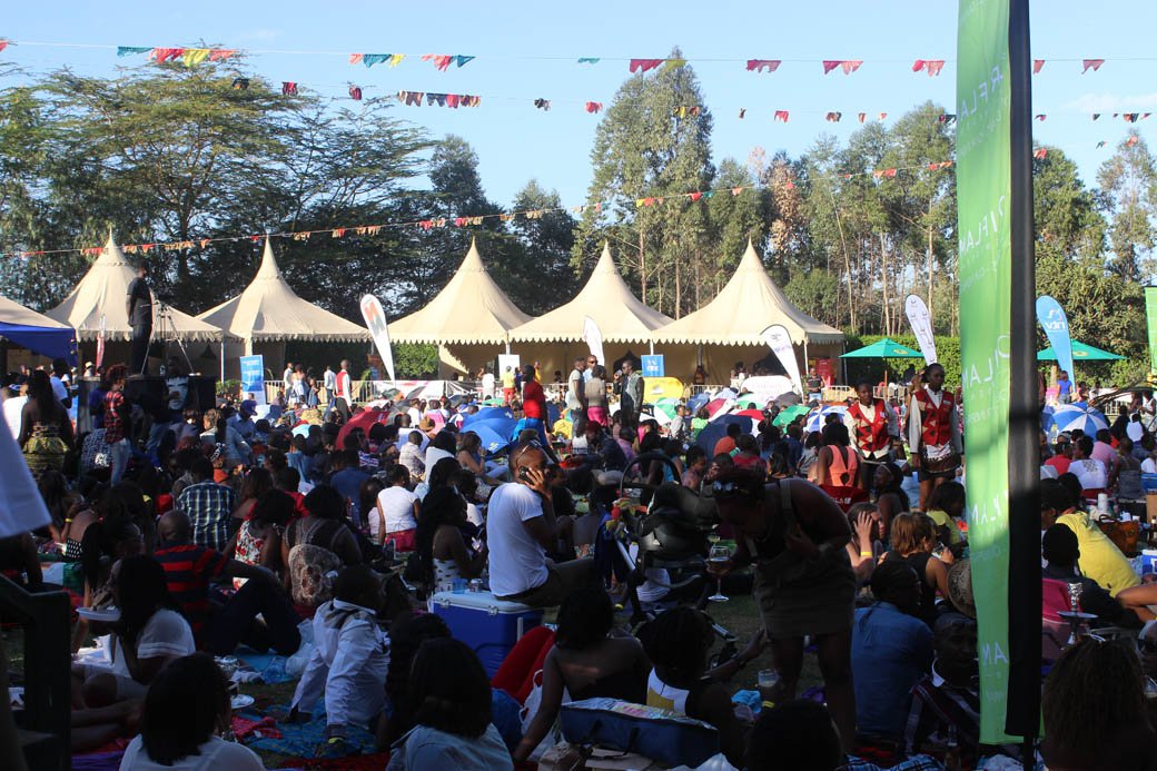 Blankets&Wine50_Crowd1