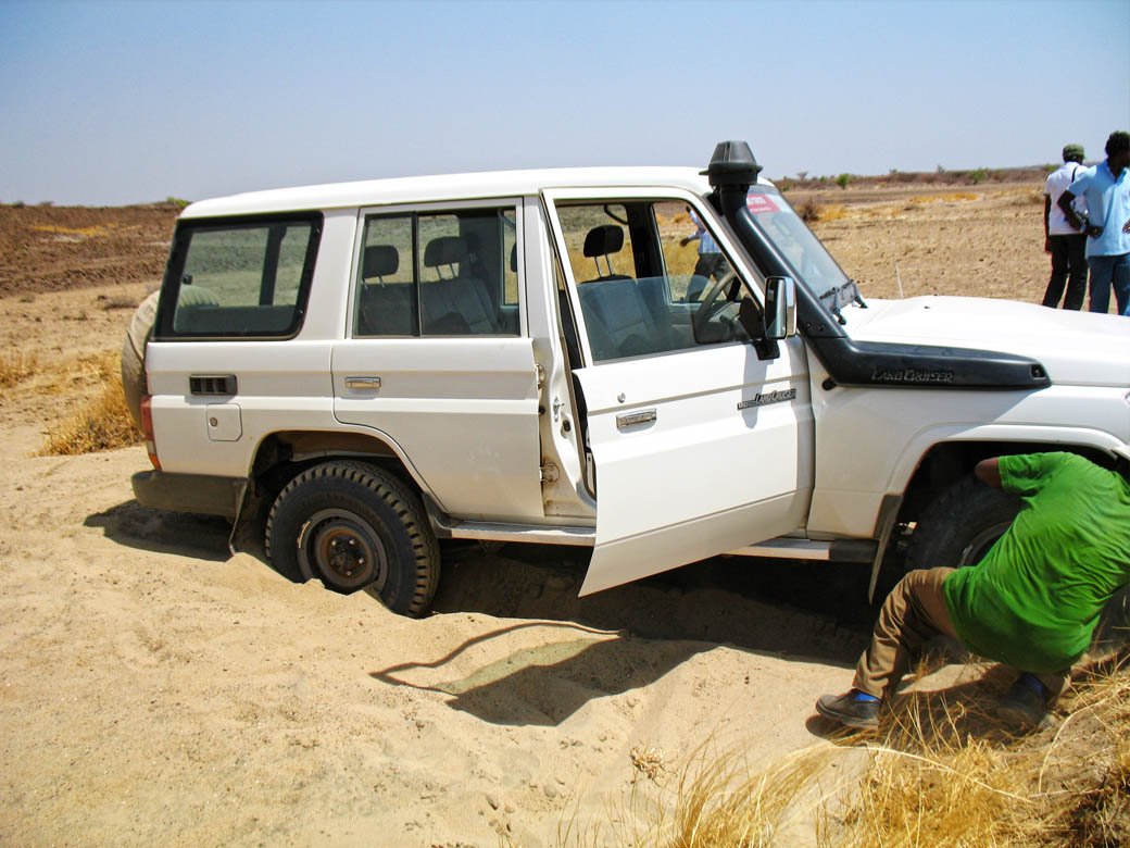Elephant Fossil_Car stuck in sand1