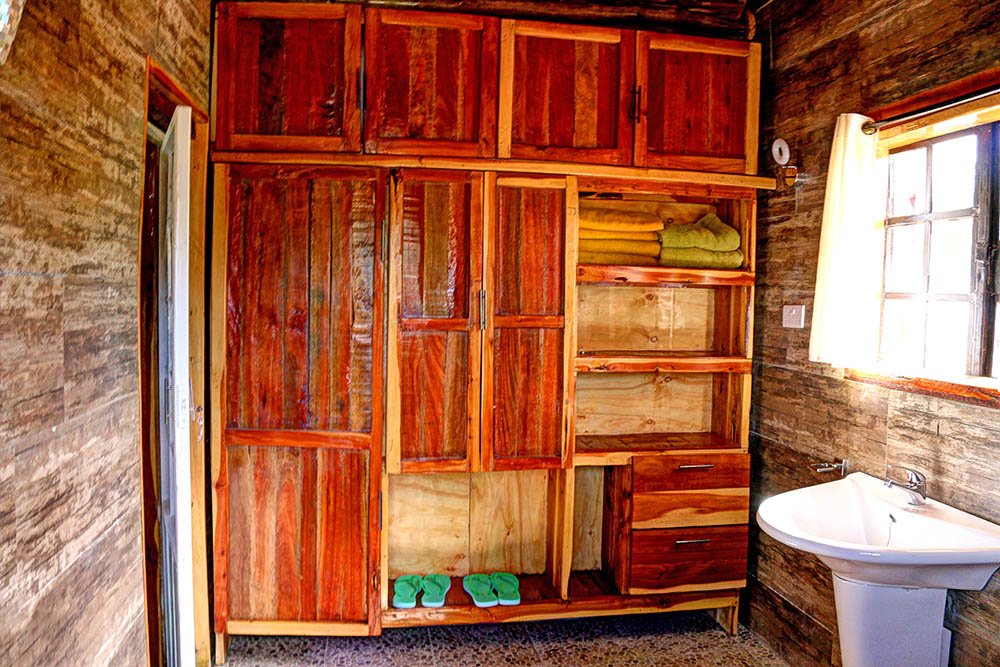 Samawati Conservancy_deluxe cottage bathroom downstairs