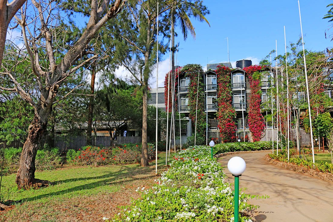 sarova-taita-hills-game-lodge_driveway