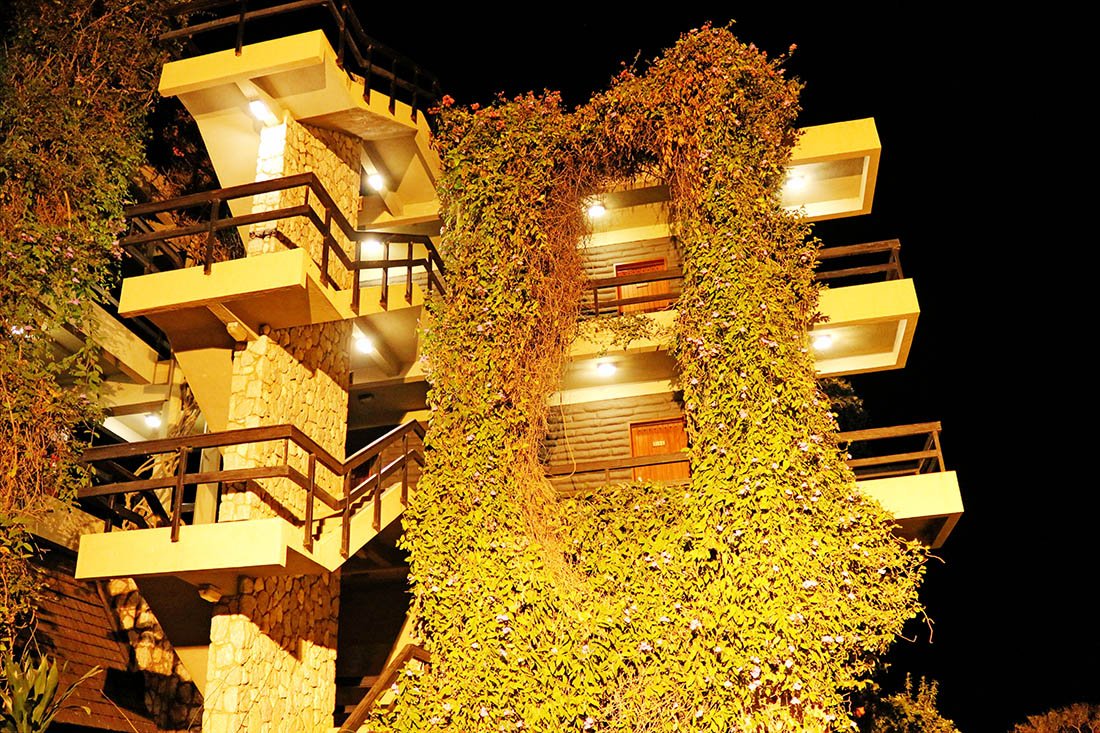 sarova-taita-hills-game-lodge_lodge-at-night1